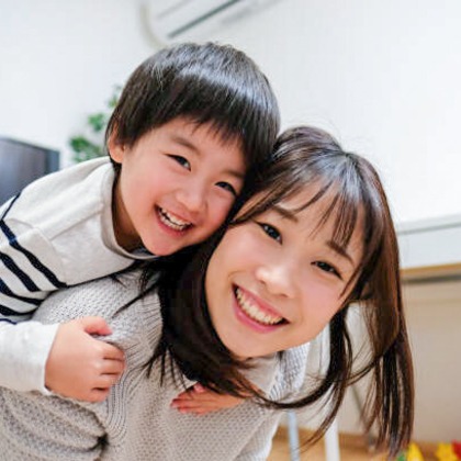 CREATIVE HOUSEが出張撮影したネクタイ, 分かち合う, フラッシュ撮影などが写った「ファミリーフォト出張撮影」の家族写真