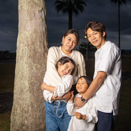 岩坪眞一郎が出張撮影した家族写真(キッズ,ベビーフォト)などが写った「還暦祝い家族写真」の家族写真