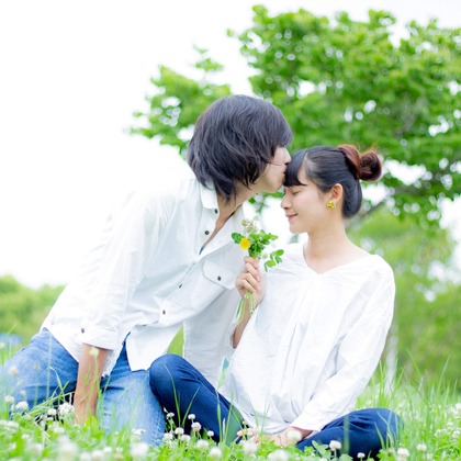 中井企画が出張撮影したフラッシュ撮影, シャツ, 家族一緒に写真を撮るなどが写った「マタニティカップルフォト」の家族写真