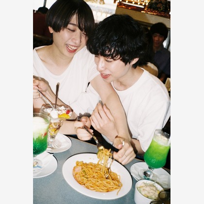 林哲郎が出張撮影したあご, シャツ, シャンデリアなどが写った「カップル」の家族写真
