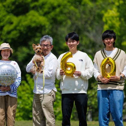 T.Matsumuraが出張撮影した「ペットと一緒に家族撮影」の家族写真
