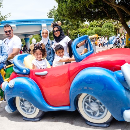 アトリエ　エピカ/清水　一哉が出張撮影したウォルトディズニーワールド, ショルダー, 植物などが写った「遊園地の冒険！」の家族写真