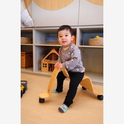 稲蔭一道が出張撮影した筆記具, 赤ちゃん・幼児服, 分かち合うなどが写った「託児所」の家族写真