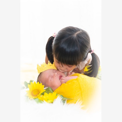 まんまるフォトが出張撮影したビーニー, ニューボーンフォト(新生児写真), ライラックなどが写った「ニューボーンフォト」の家族写真