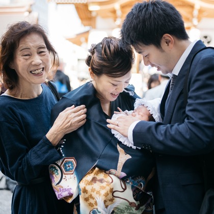 植村由理が出張撮影した肉食動物, 誕生, イヌ科などが写った「お宮参り　＠水天宮」の家族写真