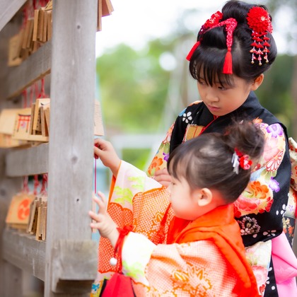 T.Matsumuraが出張撮影したShinohara Hachiman Jinja, 止まった鳥, ストリートファッションなどが写った「七五三＠篠原八幡神社」の家族写真