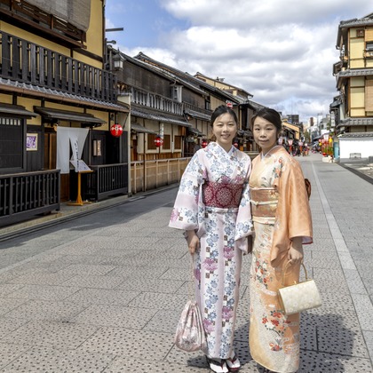 富岡敦が出張撮影した着物 茶道 京都 舞子屋, シェード, ドレスが写った旅行先の記念撮影の写真