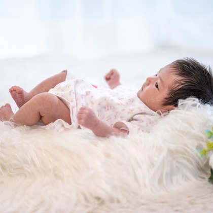 CREATIVE HOUSEが出張撮影した「ニューボーンフォト」の家族写真