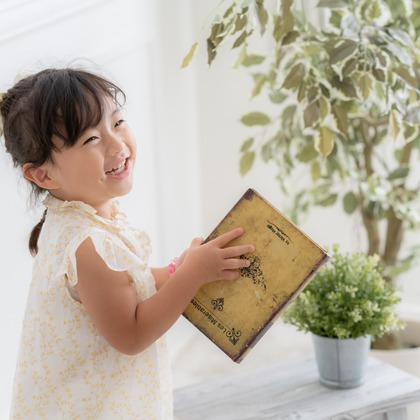 株式会社VISTA / VISTA Photographyが出張撮影したフラッシュ撮影, 慰め, ジェスチャーなどが写った「ファミリーフォト」の家族写真