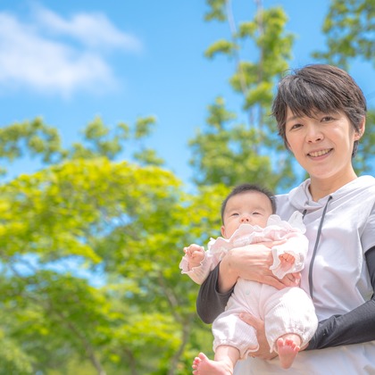 高木勇斗が出張撮影した屋外ベンチ, フラッシュ撮影, シャツなどが写った「親子」の家族写真