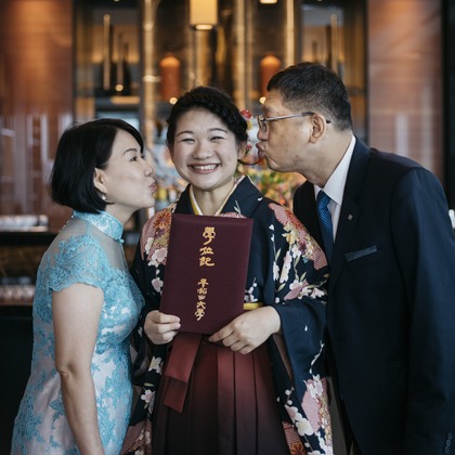 植村由理が出張撮影した脊椎動物, コミュニケーション, 植物などが写った「卒業式 at 早稲田大学、オークウッドプレミア東京」の家族写真