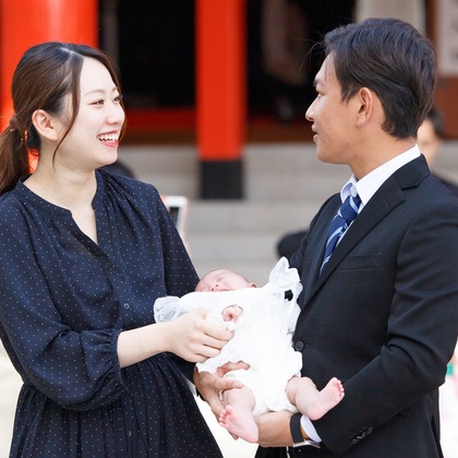 中井企画が出張撮影した挨拶, ネクタイ, 赤ちゃん・幼児服などが写った「お宮参り」の家族写真