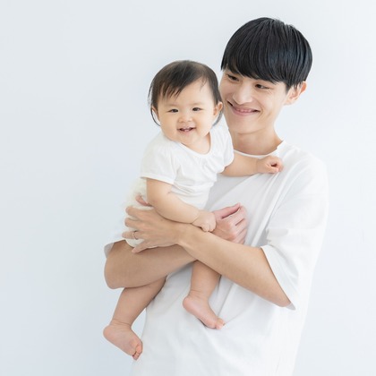 CREATIVE HOUSEが出張撮影したネクタイ, 分かち合う, フラッシュ撮影などが写った「ファミリーフォト出張撮影」の家族写真