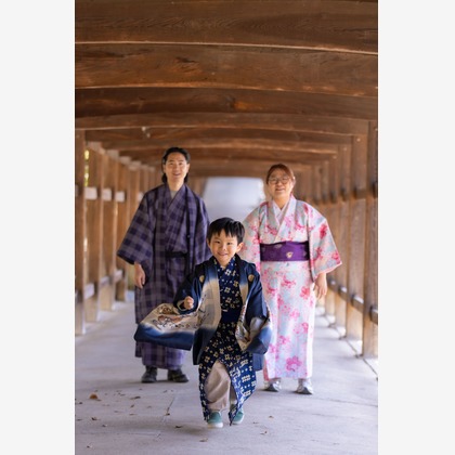 T.Matsumuraが出張撮影したイベント, 清潔さ, 罰金などが写った「和装（外国人）」の家族写真