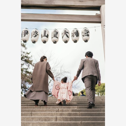 この写真は、出張撮影(家族写真(キッズ,ベビーフォト))のアルバム「★ファミリー　【七五三写真】」にある写真の1枚で、家族写真(キッズ,ベビーフォト)などが写っています。<br>「★ファミリー　【七五三写真】」では他にも:albumPhotoCount枚の家族写真を見ることができます。撮影者はメイドインクルーです。カメラマンのプロフィールページで、家族写真(キッズ,ベビーフォト)撮影の口コミやおすすめコメントを見ることができます。