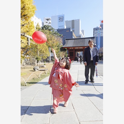 村田わかな広告写真が出張撮影したAsakusa Engei Hall, Asakusa Gyukatsu, 東京都立産業貿易センター台東ビルなどが写った「まりえちゃん七五三」の家族写真