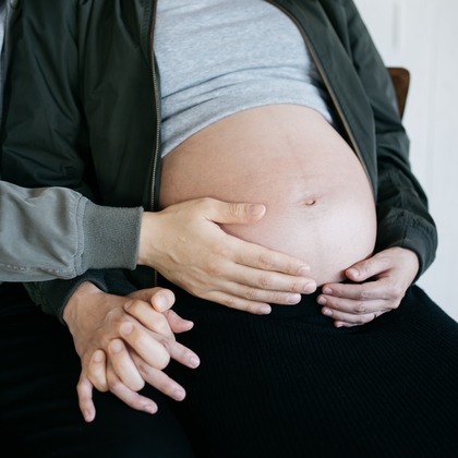 植村由理が出張撮影した手首, 母, トランクなどが写った「マタニティフォト@スタジオ」の家族写真