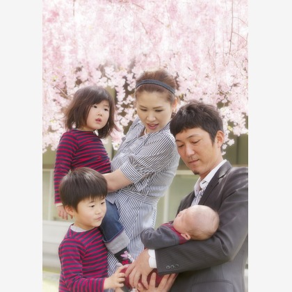 B WORKs PHOTOGRAPHY（丸山  隆史）が出張撮影した「桜・家族記念撮影」の家族写真