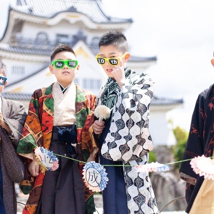中井企画が出張撮影したKishiwada Castle, スポーツユニフォーム, 分かち合うなどが写った「ハーフ成人式」の家族写真