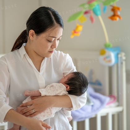 CREATIVE HOUSEが出張撮影した「ニューボーンフォト」の家族写真