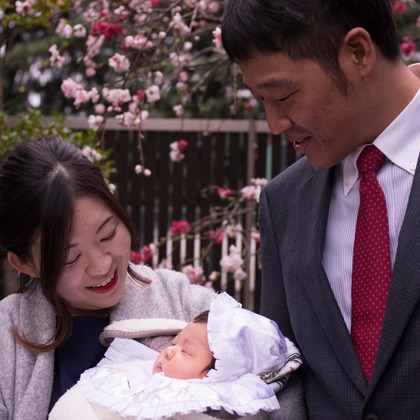この写真は、出張撮影(家族写真(キッズ,ベビーフォト))のアルバム「お宮参り」にある写真の1枚で、家族写真(キッズ,ベビーフォト)などが写っています。<br>「お宮参り」では他にも:albumPhotoCount枚の家族写真を見ることができます。撮影者は黒沢　茂です。カメラマンのプロフィールページで、家族写真(キッズ,ベビーフォト)撮影の口コミやおすすめコメントを見ることができます。