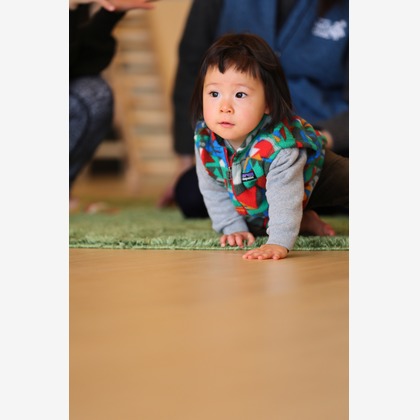 稲蔭一道が出張撮影した筆記具, 赤ちゃん・幼児服, 分かち合うなどが写った「託児所」の家族写真