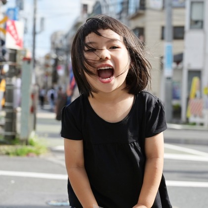 せおまさよが出張撮影したキーボード, コンピューターモニター, フラッシュ撮影などが写った「キッズフォト」の家族写真