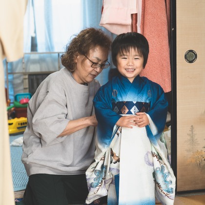 この写真は、出張撮影(家族写真(キッズ,ベビーフォト))のアルバム「7歳3歳姉弟七五三」にある写真の1枚で、家族写真(キッズ,ベビーフォト)などが写っています。<br>「7歳3歳姉弟七五三」では他にも:albumPhotoCount枚の家族写真を見ることができます。撮影者はしるし寫眞館です。カメラマンのプロフィールページで、家族写真(キッズ,ベビーフォト)撮影の口コミやおすすめコメントを見ることができます。