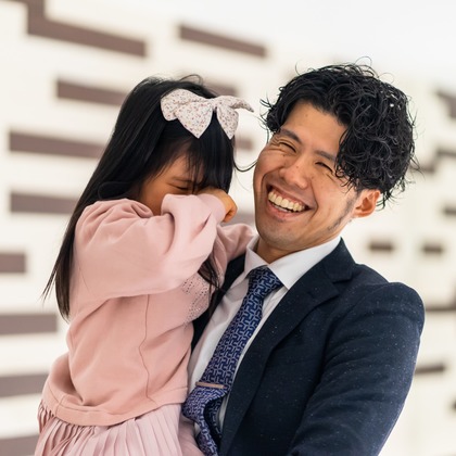 この写真は、出張撮影(家族写真(キッズ,ベビーフォト))のアルバム「出張ご家族撮影」にある写真の1枚で、家族写真(キッズ,ベビーフォト)などが写っています。<br>「出張ご家族撮影」では他にも:albumPhotoCount枚の家族写真を見ることができます。撮影者は塩川善之（40213.film）です。カメラマンのプロフィールページで、家族写真(キッズ,ベビーフォト)撮影の口コミやおすすめコメントを見ることができます。