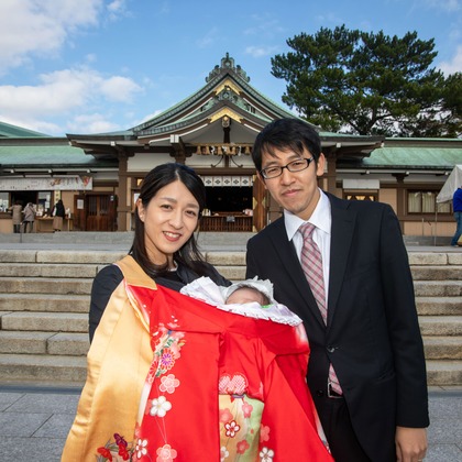 この写真は、出張撮影(家族写真(キッズ,ベビーフォト))のアルバム「下関お宮参り」にある写真の1枚で、家族写真(キッズ,ベビーフォト)などが写っています。<br>「下関お宮参り」では他にも:albumPhotoCount枚の家族写真を見ることができます。撮影者は岩坪眞一郎です。カメラマンのプロフィールページで、家族写真(キッズ,ベビーフォト)撮影の口コミやおすすめコメントを見ることができます。