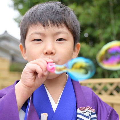 せおまさよが出張撮影したストリートファッション, ジェスチャー, 作りますなどが写った「出張撮影　七五三」の家族写真