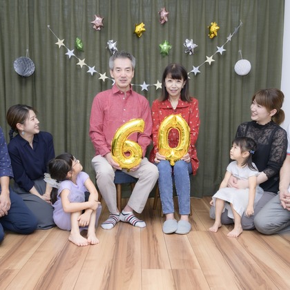 A&Y写真OFFICEが出張撮影した荷物とバッグ, シンボル, バックパックなどが写った「家族写真」の家族写真