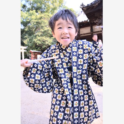 ko1low photographが出張撮影した紫色, 楽しげ, 子どもが写ったエンゲージメントフォトの写真