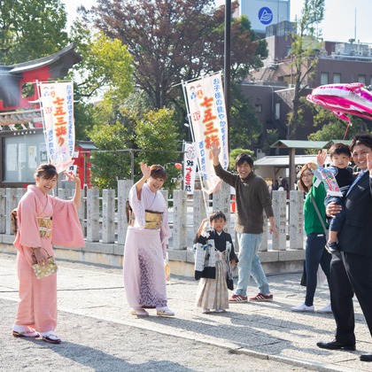出張撮影ななが出張撮影した自然の中の人々, お宮参り衣装, 人間が写った七五三フォトの写真