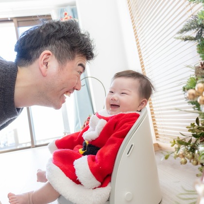 大森光太郎・K-PHOTOが出張撮影した赤ちゃん・幼児服, 分かち合う, フラッシュ撮影などが写った「家族写真撮影」の家族写真