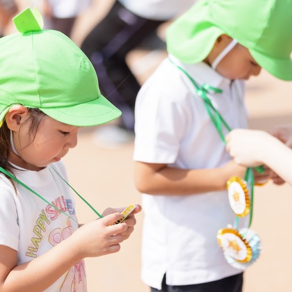 T.Matsumuraが出張撮影した甘いひよこ, 鍛冶池キャンプ場, ローラースポーツなどが写った「運動会（保育園）」の家族写真