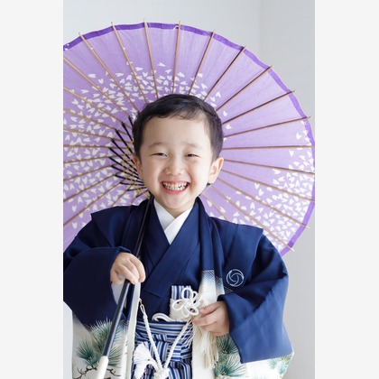 この写真は、出張撮影(家族写真(キッズ,ベビーフォト))のアルバム「七五三」にある写真の1枚で、家族写真(キッズ,ベビーフォト)などが写っています。<br>「七五三」では他にも:albumPhotoCount枚の家族写真を見ることができます。撮影者はMiltoniaです。カメラマンのプロフィールページで、家族写真(キッズ,ベビーフォト)撮影の口コミやおすすめコメントを見ることができます。