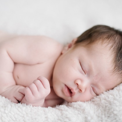 アトリエ　エピカ/清水　一哉が出張撮影したカレンダー, 就寝時間, ニューボーンフォト(新生児写真)などが写った「ニューボーンフォト」の家族写真