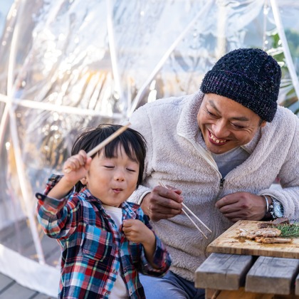 塩川善之（40213.film）が出張撮影した荷物とバッグ, ネクタイ, 分かち合うなどが写った「出張ご家族撮影」の家族写真