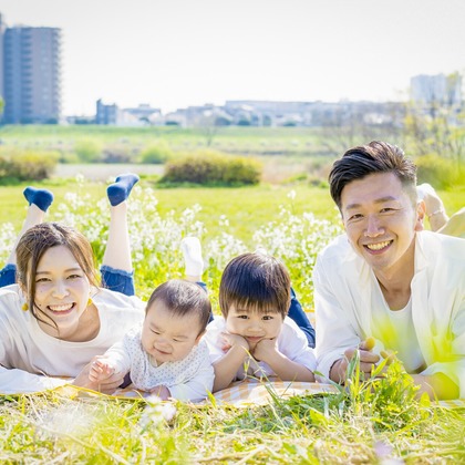 CREATIVE HOUSEが出張撮影したネクタイ, 分かち合う, フラッシュ撮影などが写った「ファミリーフォト出張撮影」の家族写真