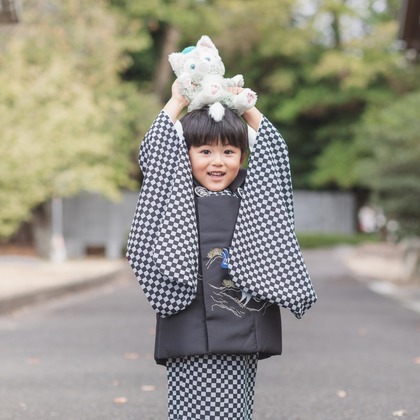 この写真は、出張撮影(家族写真(キッズ,ベビーフォト))のアルバム「七五三」にある写真の1枚で、家族写真(キッズ,ベビーフォト)などが写っています。<br>「七五三」では他にも:albumPhotoCount枚の家族写真を見ることができます。撮影者はあかすたです。カメラマンのプロフィールページで、家族写真(キッズ,ベビーフォト)撮影の口コミやおすすめコメントを見ることができます。