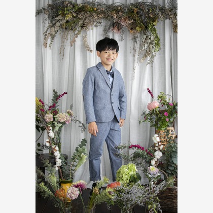 Hamuこども写真館が出張撮影した罰金, 植木鉢, Shimadaなどが写った「Hamuこども写真館」の家族写真