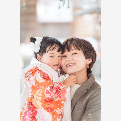 伊藤雄太写真館が出張撮影した自然の中の人々, 幸福, 黒髪などが写った「七五三フォト」の家族写真