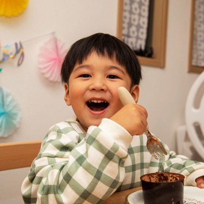 岩坪眞一郎が出張撮影した慰め, 食器, ソファーなどが写った「一歳の誕生日記念」の家族写真