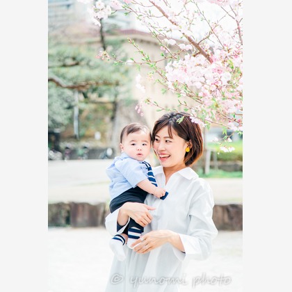 ゆのみふぉとが出張撮影した自然の中の人々, 手をつないで, 友情などが写った「桜とお写真」の家族写真