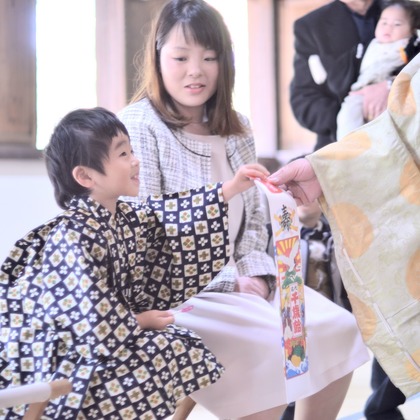 ko1low photographが出張撮影した紫色, 楽しげ, 子どもが写ったエンゲージメントフォトの写真