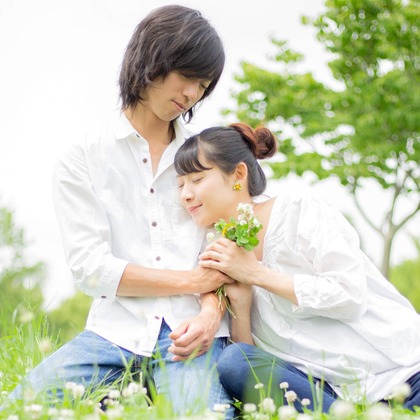 中井企画が出張撮影したフラッシュ撮影, シャツ, 家族一緒に写真を撮るなどが写った「マタニティカップルフォト」の家族写真