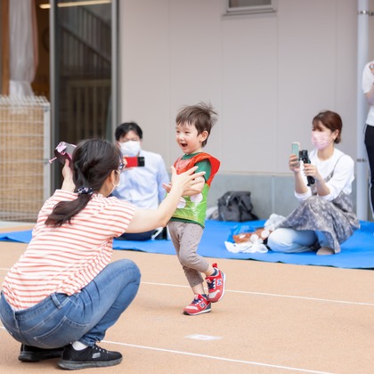 T.Matsumuraが出張撮影した甘いひよこ, 鍛冶池キャンプ場, ローラースポーツなどが写った「運動会（保育園）」の家族写真