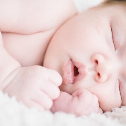 アトリエ　エピカ/清水　一哉が出張撮影したカレンダー, 就寝時間, ニューボーンフォト(新生児写真)などが写った「ニューボーンフォト」の家族写真