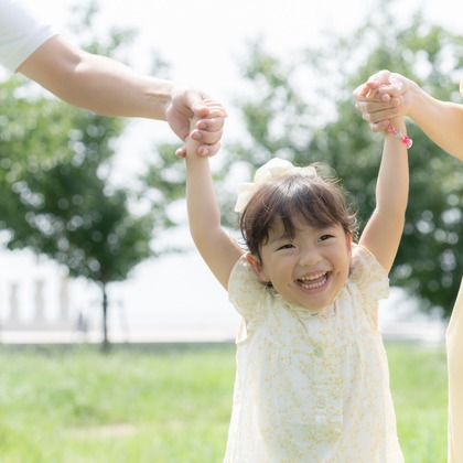 株式会社VISTA / VISTA Photographyが出張撮影したフラッシュ撮影, 慰め, ジェスチャーなどが写った「ファミリーフォト」の家族写真